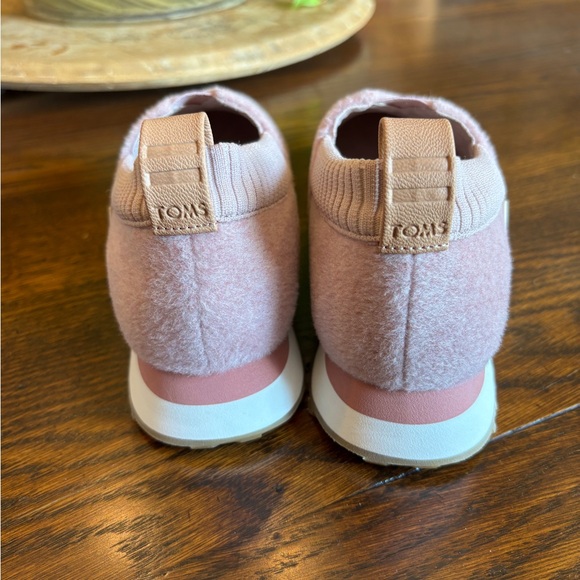 Toms shoes resident 2.0 pink slip-on sneakers. Brand new, comfortable, size 8 - Picture 5 of 5